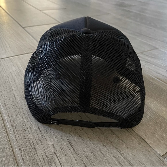 Quiksilver Black Snapback with White Logo - Picture 2 of 6